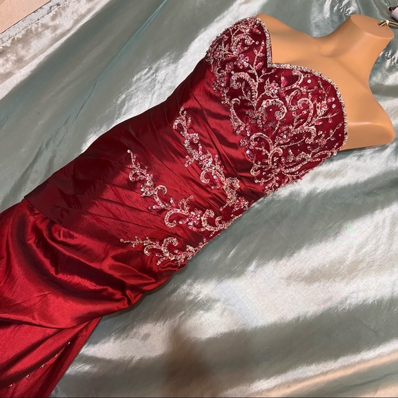 Exquisite, Tiffany, embellished,strapless mermaid formal ball gown. 12 runs sm. - Picture 10 of 14